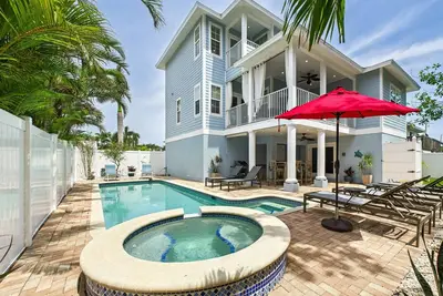 Image de Tropical Oasis| Pool, Hot Tub, Game Room & 7 Minute Walk to the Beach!
