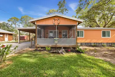 Image de Single level home with king bed and screened porch