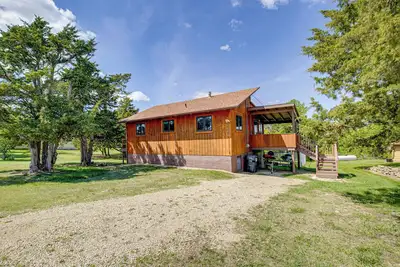 Image de < 1 Mi to Tuttle Creek Lake: Cabin w/ 2 Kayaks!
