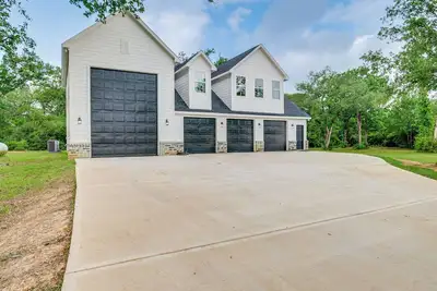 Image de 6 Mi to Lake Somerville: Barndominium on 20 Acres