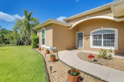Image de Screened Patio & Canal Views: Home in North Port!