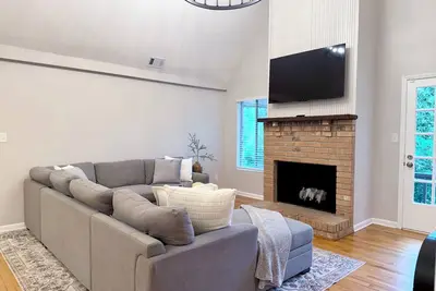 Image de Chapel Haven \\\\ 6 Bedrooms \\\\ 4 Bathroom \\\\ 8 Beds \\\\ 2-Unit Home \\\\  2 Kitchens