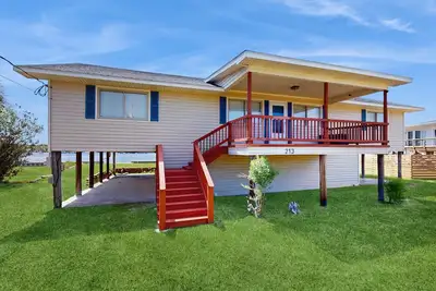 Image de Beautiful waterfront home with private deck and large yard near beach access