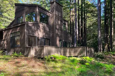 Image de Architectural Gem with Forest View, Close to Trails - Access to Shared Pools