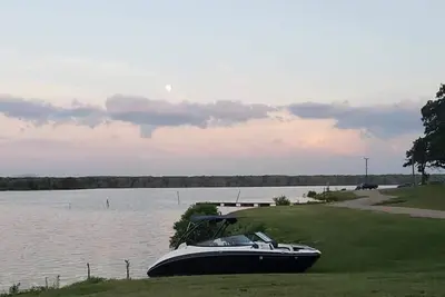 Image de Lakefront Rv spot- Peaceful & breathtaking views, ideal for relax and recharge!