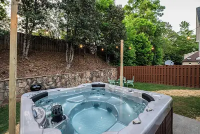 Image de Baby Blue Bungalow with Backyard Oasis