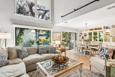 Image de Beautifully remodeled 2 bedroom, 2. 5 bathrooms on the Marsh side of the resort