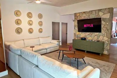 Image de Downtown Villa with Private Pool & Bar