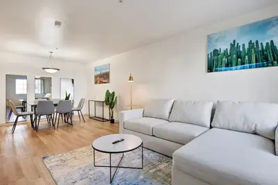 Modern 2b2b: Stylish with Pool, Arcade, Gym, & Complimentary Parking