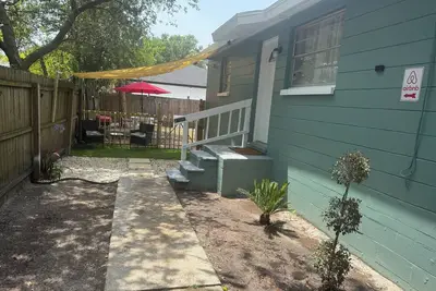 Image de Blue house Charming 2-bedroom estate with WiFi, Ac in beautiful Tampa