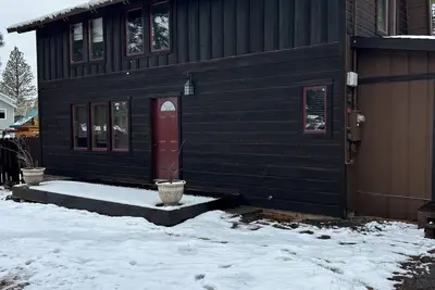 Image de Tucked into the Glenshire area of Truckee, this home is perfect for everyone!