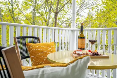 Image de 6br Sleeps 16  w/ Balcony  10 mins to Downtown