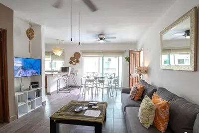 Image de Steps to Beach and 5th Avenue! Turquoise Grand Condo: quiet, renovated, w/ Pool!