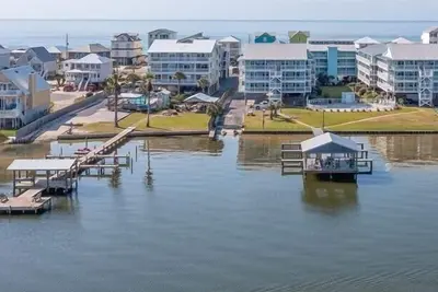 Image de Welcome to Lagoon Run 106 – Waterfront Relaxation Meets Beachfront Convenience!