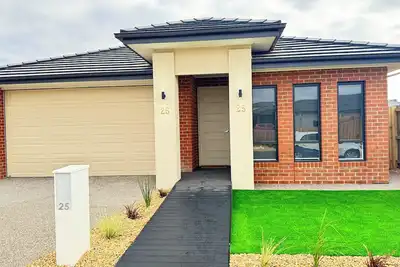 Image de Modern 4br Retreat with Pool, Gym, Wi-Fi & Garage – Near Shops