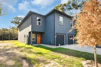 Image de Zen Estates-Townhome for Small Group 3Br Modern Retreat Near Lake Conroe!