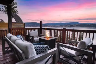 Image de Nordic Calm. Okanagan Charm. Escape to our tranquil lakeside cottage retreat.