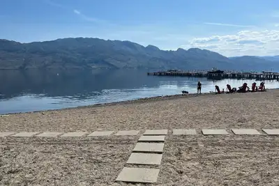 Image de Charming 2-bedroom condo on the lake in West Kelowna with access to a boat lift.