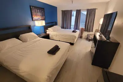 Image de Chic Double Queen Bed Unit in Beverly Hills with Ac + WiFi