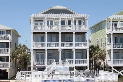 Image de Location! Oceanfront, Pri Pool, Elevator, 6 master suites, Private Beach access!