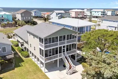 Image de Experience the ultimate beach getaway at Ocean Treasure, a spacious 5-bedroom home in Oak Island