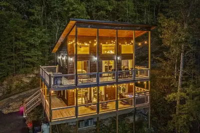 Image de Cascades Escape – Luxury Cabin with Mountain Views, Game Room & Hot Tub