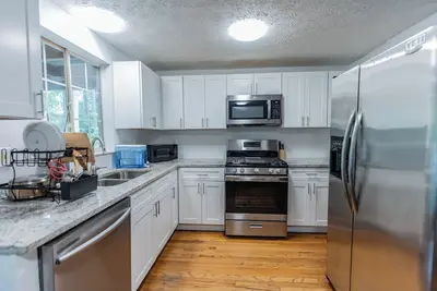 Image de Gorgeous 4-Bed Home Sleeps 20, Near Airport & Downtown!