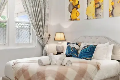 Image de Stylish 2br Retreat | Walk to Shops and 12min to Cbd