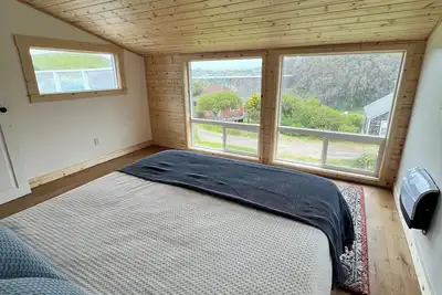 Image de Keep it cozy at this peaceful and centrally located coastal cottage.