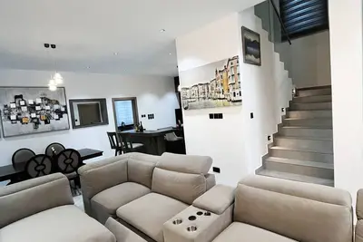 Image de Luxury \n4. 5-Bed, 4. 5-Bath Home in Gated Community with Reverse Osmosis for Rent.