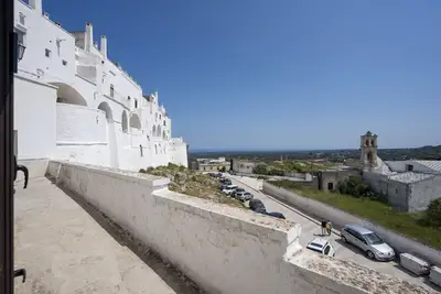 Image de GuestHost - White Stone