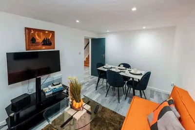 Image de Sale 2-Bedroom Apt - Sleeps 5 - Free Parking