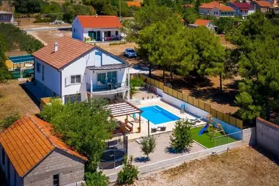 Image de Maison pour la famille avec la piscine Vrpolje, Sibenik (K-24345)