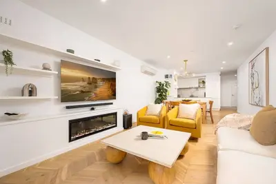 Image de Spacious City Fringe Charm – Pool, Balcony & Park