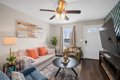 Image de Cozy & Modern 1-Bedroom Downstairs Apartment with King Bed + Queen Sofa Bed