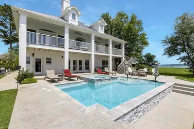 Image de New! Upscale Lakefront Oasis – Pool, Hot Tub, Balcony, Game Room & More