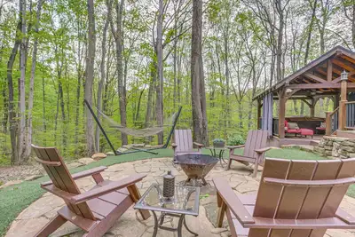 Image de Hocking Hills 'Social Distance Cabin' w/ Hot Tub