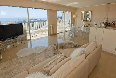 Image de Spacieux 3 pièces avec terrasse vue mer, proche Croisette et Palais des Festivals