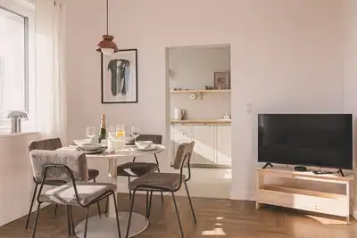 Image de 2Homerent Brillante | Elegant Airport View Studio | Near Old Town & City Center