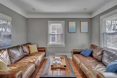 Image de Pet Friendly Cozy Bungalow with King Bed and Yard