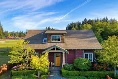 Image de Sunny Backyard, Fireplace, Coastal Access in Peaceful Neighborhood Near Shopping