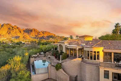 Image de Summer Sale | $10m Estate w/ Iconic Views, Infinity Pool, Home Theater & Style