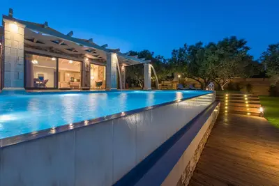 Image de 300m to Beach / Private Pool / Outdoor Hot Tub & Playground / Panoramic Views
