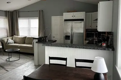 Image de 3-Bedroom House with Large Backyard, 2 Blocks from Bryant Park and City Pool