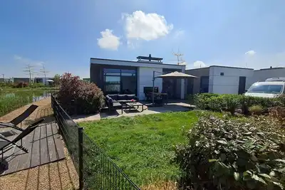 Top modern chalet 'Land in sight' with large garden on the IJssel