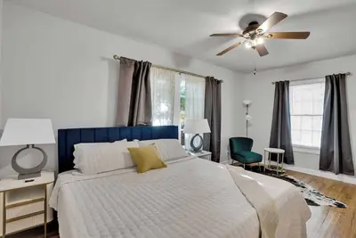 Image de Wb Stadium & Usc - Renovated, Screened Porch, King