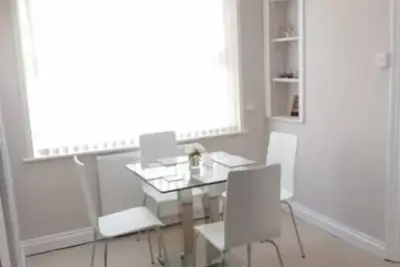 Image de Fully Equipped Kitchen, Dining area & Parking