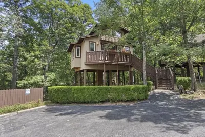 Image de The Love Nest Treehouse with Jacuzzi