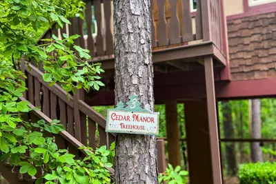 Image de Cedar Manor Treehouse with Jacuzzi