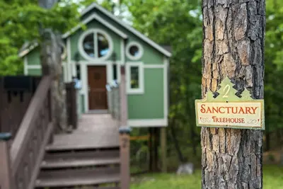 Image de Sanctuary Treehouse with Jacuzzi